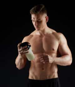 Un bodybuilder avec sa boisson contenant des protéines